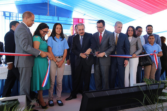 Comodidad para estudiantes de Constanza, tras recibir escuela; Danilo entrega otra en La Vega