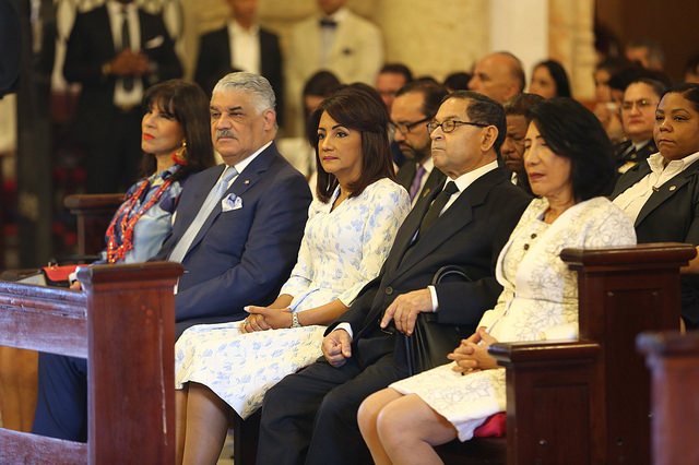 Cándida Montilla de Medina participa en solemne eucaristía por 40 aniversario de ordenación sacerdotal de monseñor Ozoria