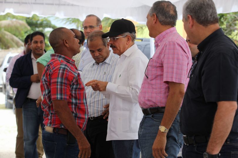 Danilo lleva apoyo a pescadores de Boca de Yuma. Instruye impulsar turismo y pesca