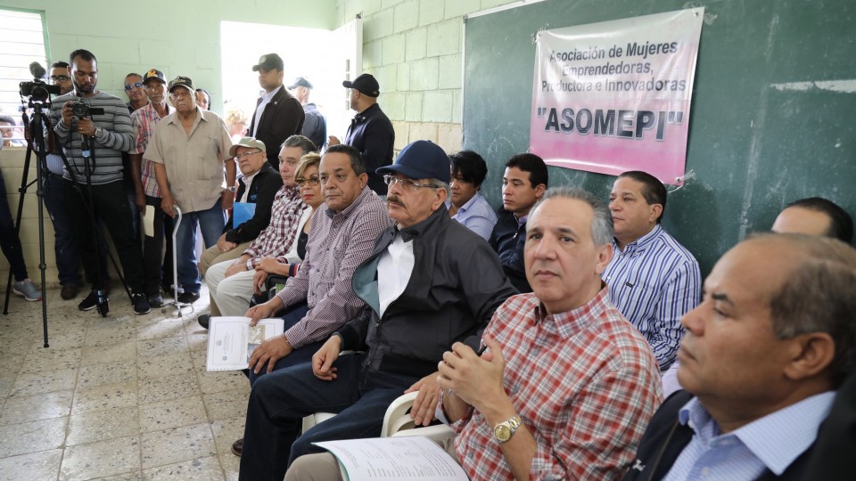 Danilo empodera a porcicultoras y cacaocultores de SPM para convertirlos en clase media    