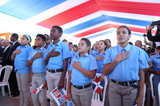 Comodidad para estudiantes de Constanza, tras recibir escuela; Danilo entrega otra en La Vega