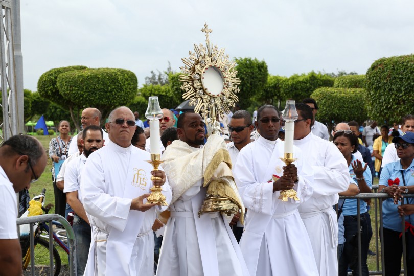 Miles participan de la celebración de Corpus Christi en explanada Faro a Colón; Primera Dama asiste