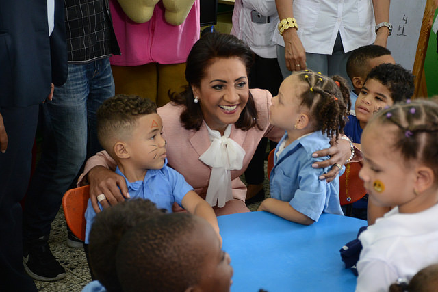 Cándida Montilla de Medina motiva a estudiantes a sentir ilusión de nuevo año escolar; inicia entrega 70 mil mochilas