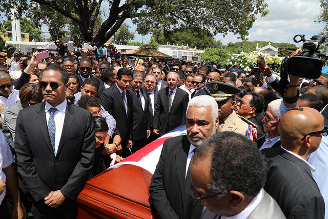 Danilo Medina participa en misa cuerpo presente y sepelio Monchy Rodríguez. Expresa, de manera personal, condolencias a familiares