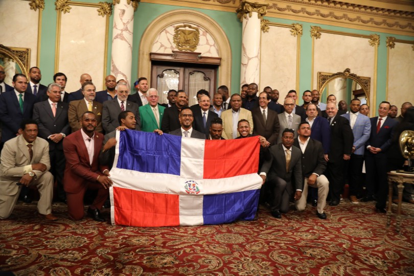 Danilo entrega bandera a Estrellas Orientales