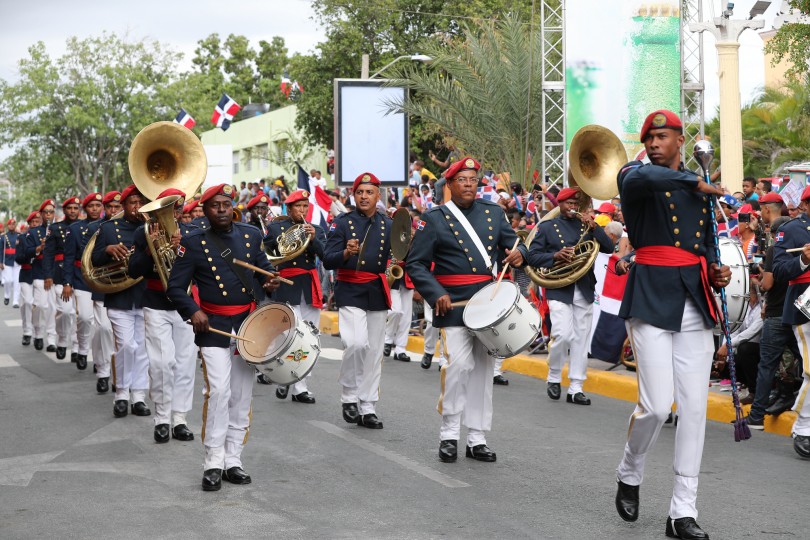 DM acompaña al pueblo azuano. Encabeza desfile en conmemoración 175