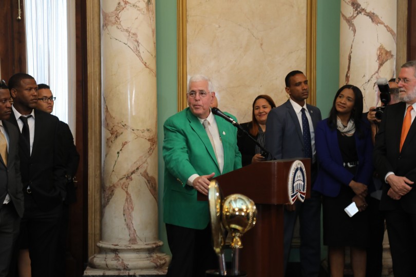 Danilo entrega bandera a Estrellas Orientales