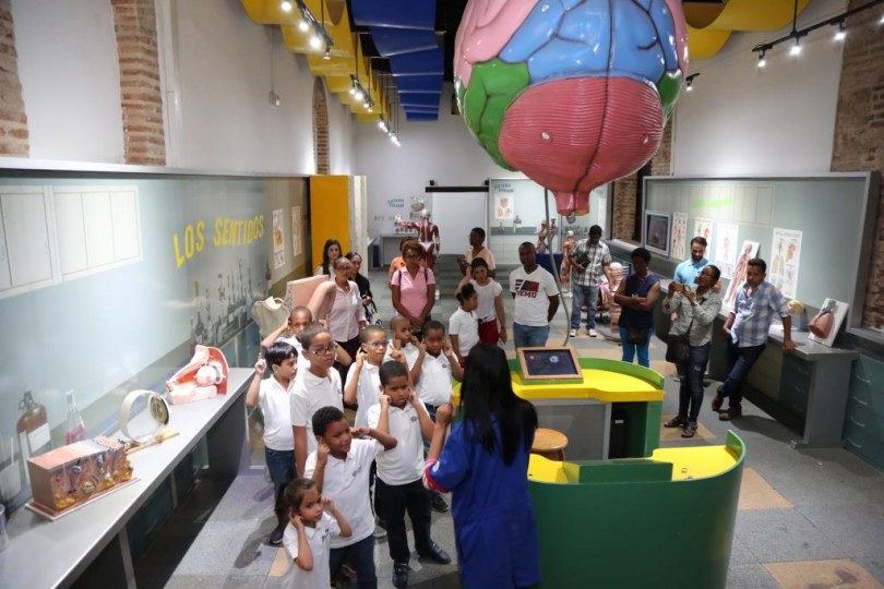 Niños y niñas del CAID disfrutan de taller recreativo junto a sus madres en el Museo Trampolín