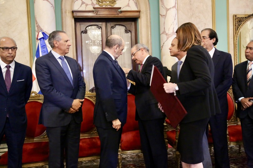 Lorenzo de Luis, condecoración, salón de Emnajadores, 