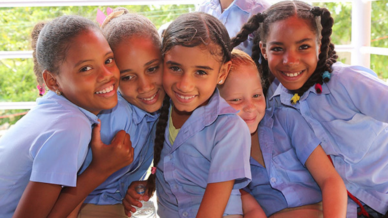 Niñas de escuela en Maria Trinidad Sánchez 