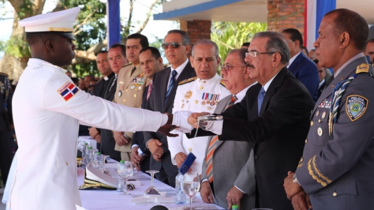 Presidente Danilo Medina saludo a uno de los graduandos