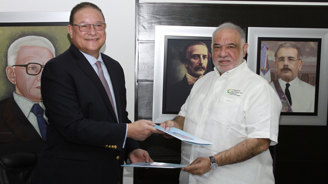  Alejandro Montás, director de la CAASD y Juan Rodríguez Nina, director ejecutivo de la CNE