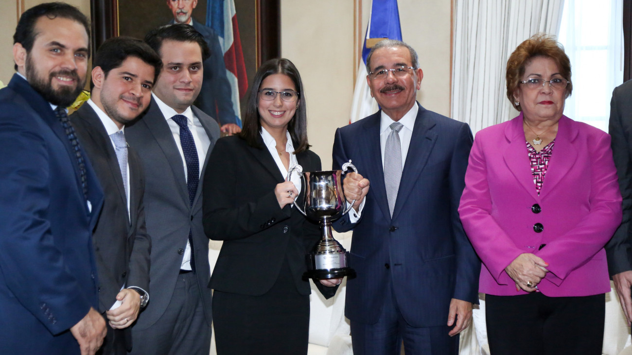 DM recibe visita jóvenes meritorios de Barna Management School