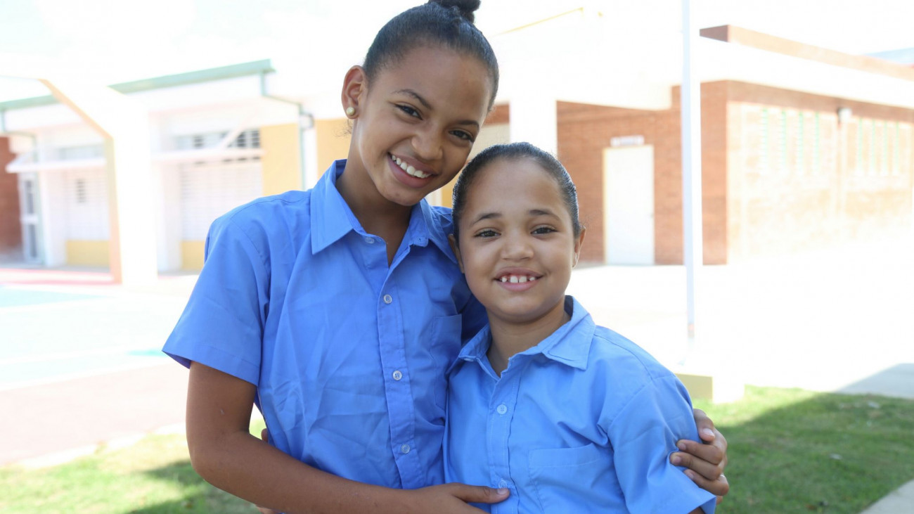 Niños y niñas de Los Salados reciben escuela que esperaban por horas