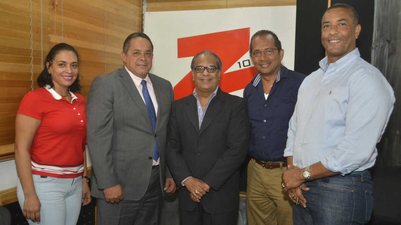 Emilio Toribio Olivo, director del IAD, junto a conductores del programa radial El Gobierno de la Tarde