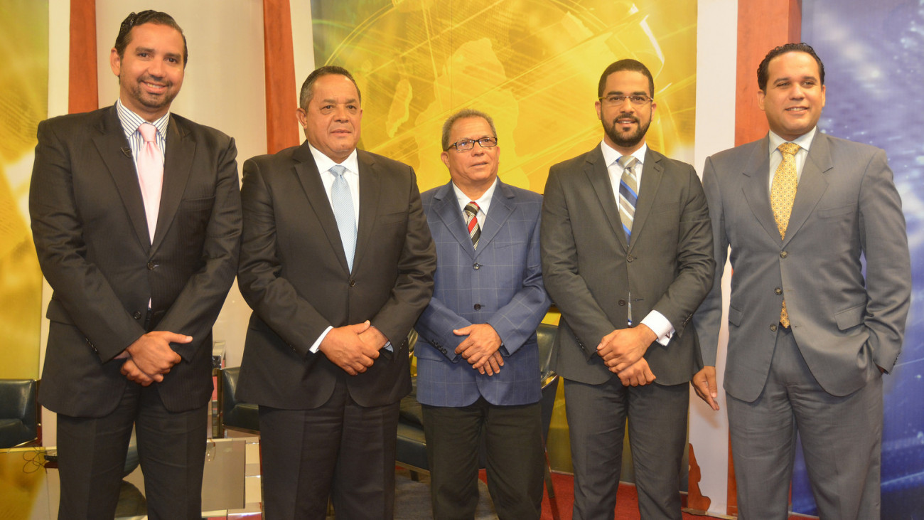 Emilio Toribio Olivo junto a los presentadores del programa Dialogo Urgente.