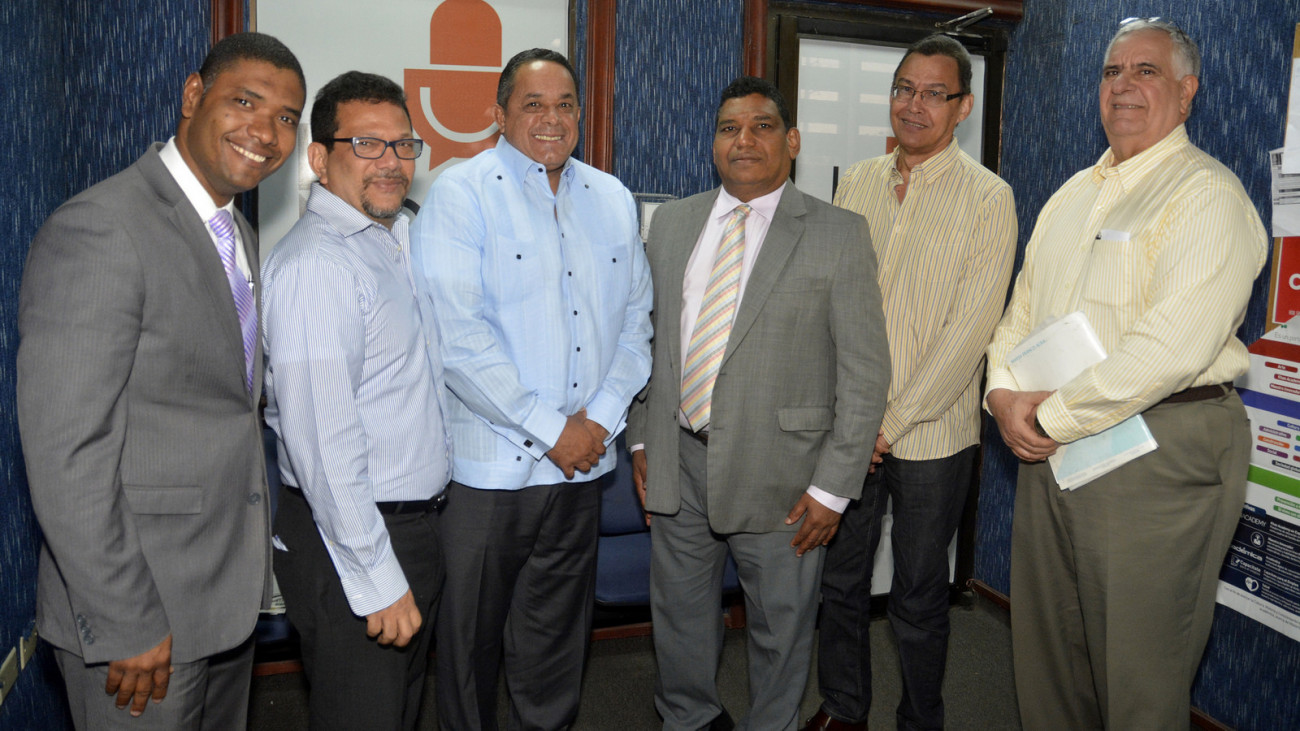 Director IAD, Emilio Toribio Olivo, junto al equipo del programa radial “Cuentas Claras”