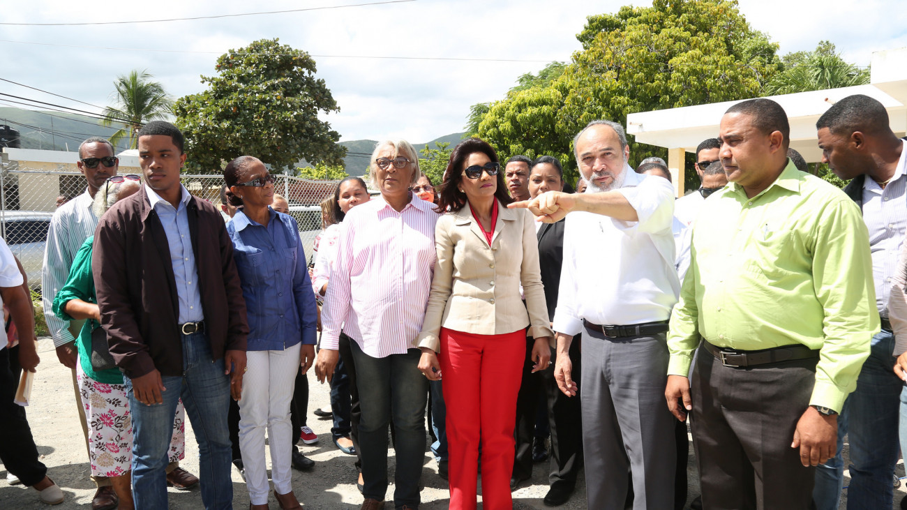 Regocijo en Duvergé por reconstrucción del hospital; Primera Dama supervisa trabajos