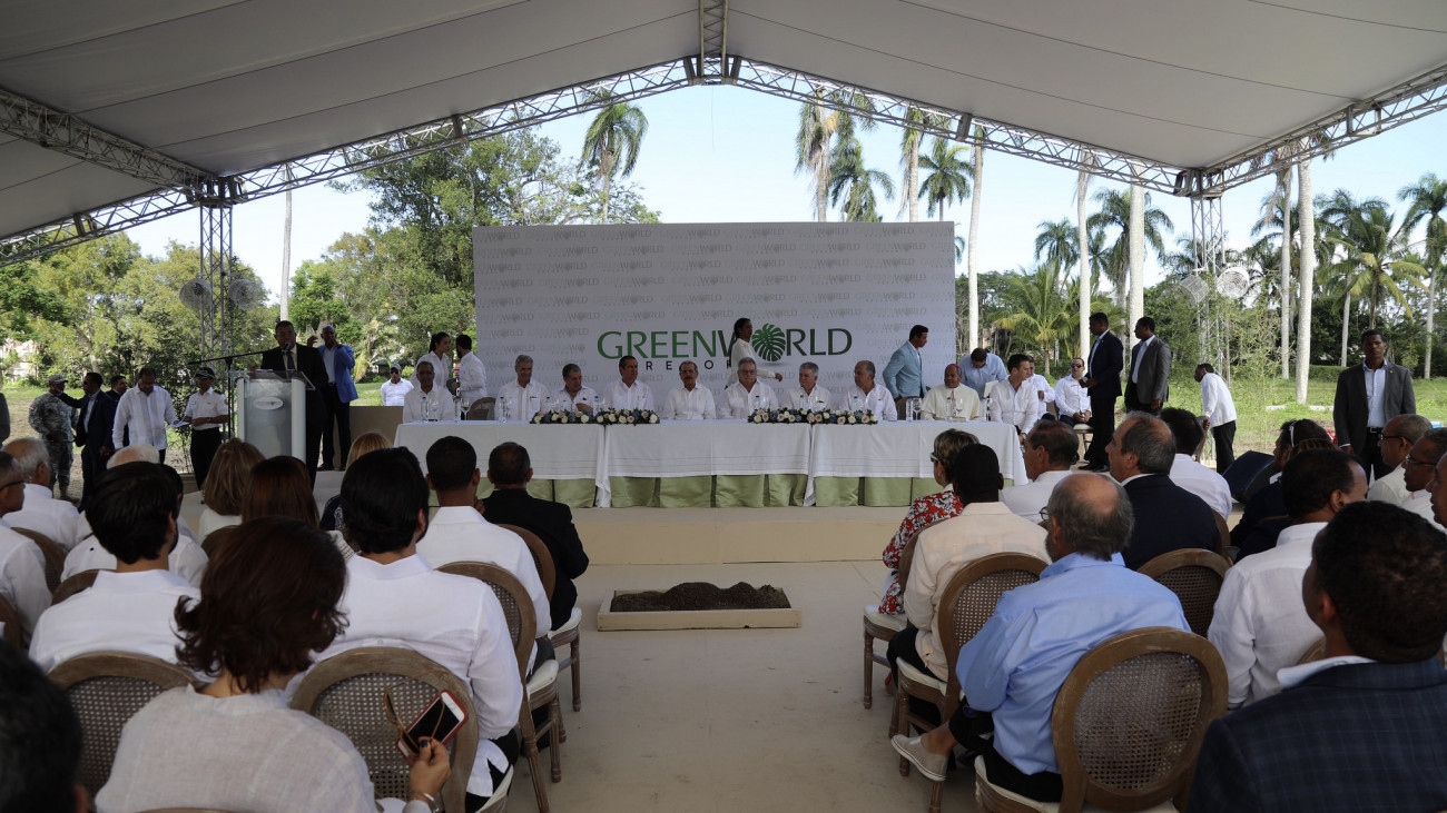 Ambiente durante acto primer palazo construcción Aparta-Hotel Green World, Puerto Plata.