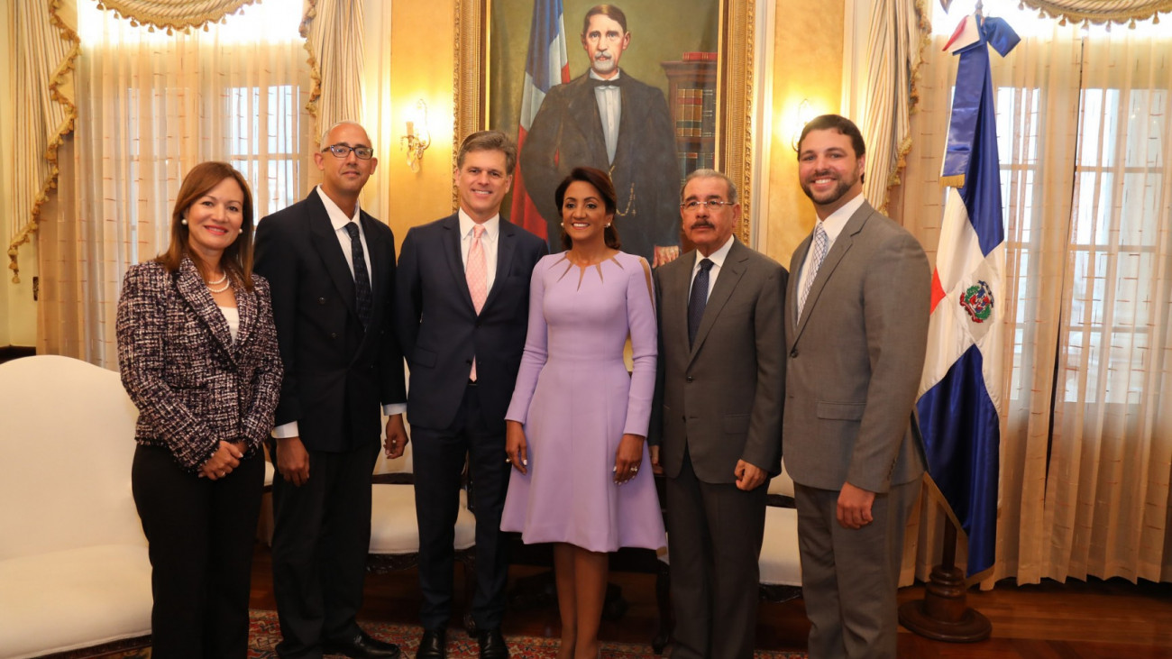 Danilo Medina recibe a presidente de Olimpiadas Especiales, Timothy Shriver. RD será sede torneo