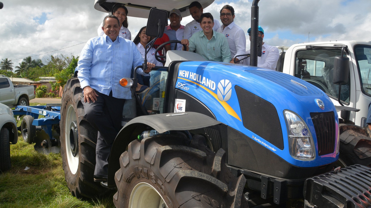 Rápida respuesta: Gobierno entrega un camión y un tractor a productores de piña de Don Juan