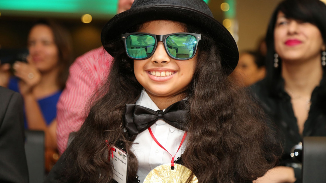 Niña con lentes