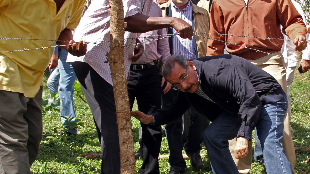 Danilo Medina cruza alambres