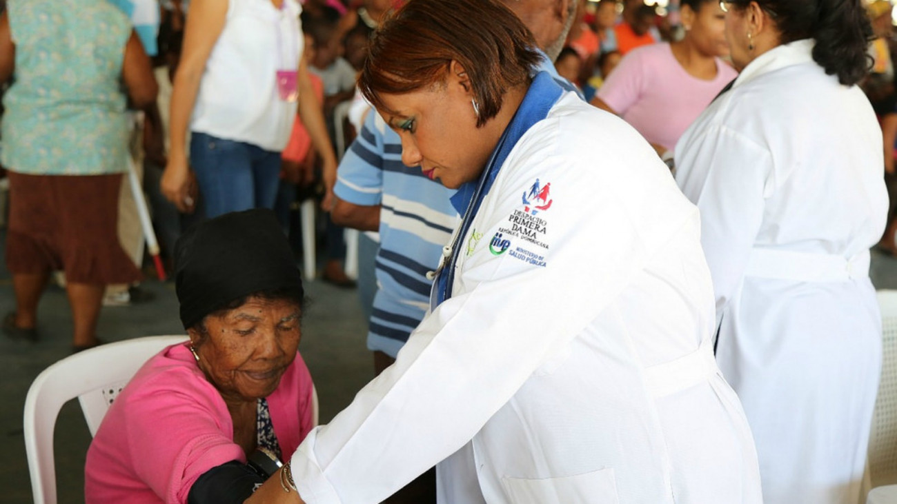 Doctora atiende paciente