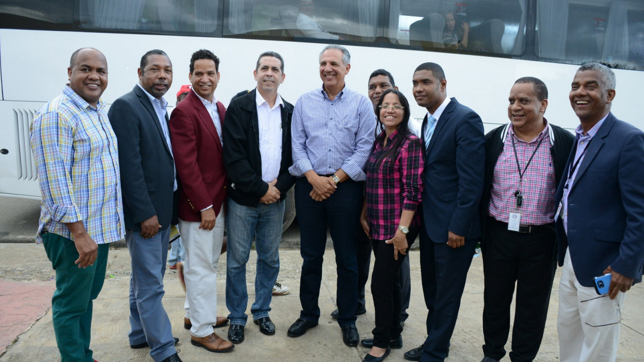 JR Peralta muestra a la prensa interior proyectos Visitas Sorpresa en San Pedro, Hato Mayor y Boca Chica