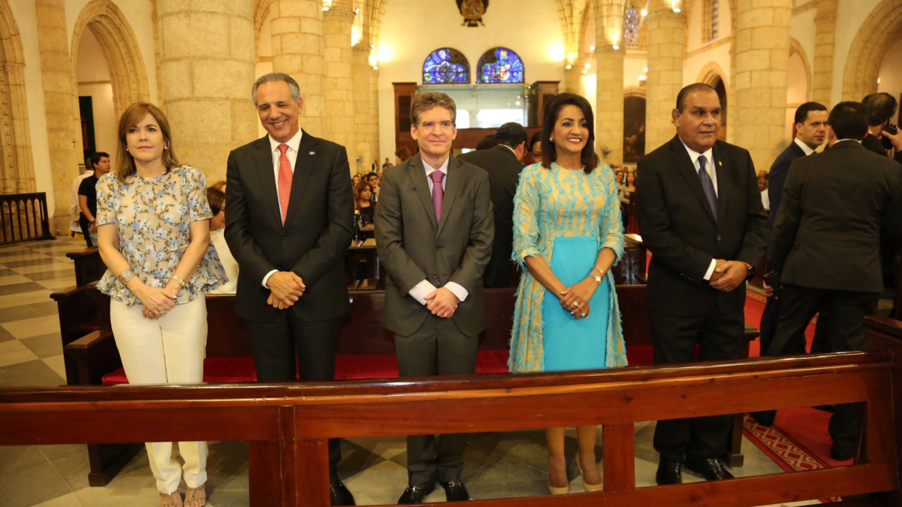 Primera dama, Cándida Montilla de Medina, participa en eucaristía por 129 aniversario del Listín Diario 