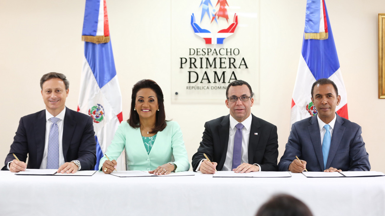 Primera Dama firma convenio 