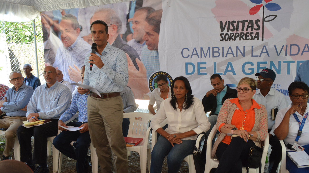 Juan Pumarol dando cumplimiento a lo prometido en Baní durante revisita 268