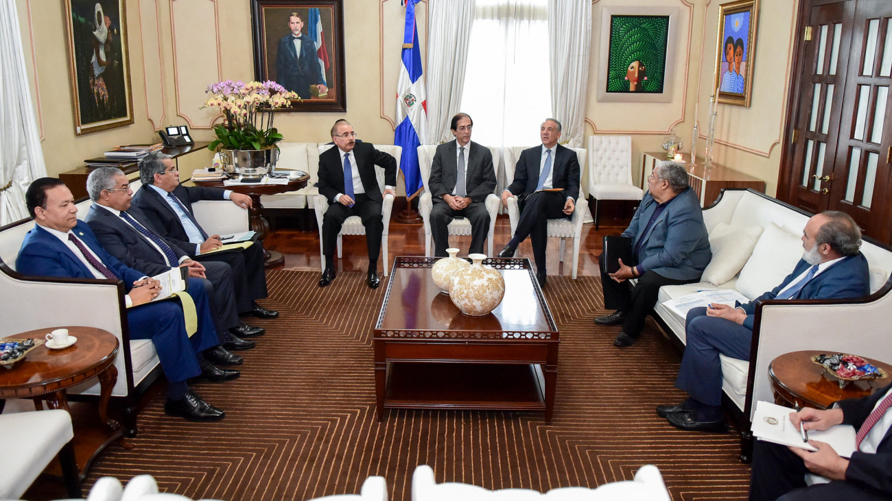 Danilo Medina en reunión seguimiento a construcción de hospitales 