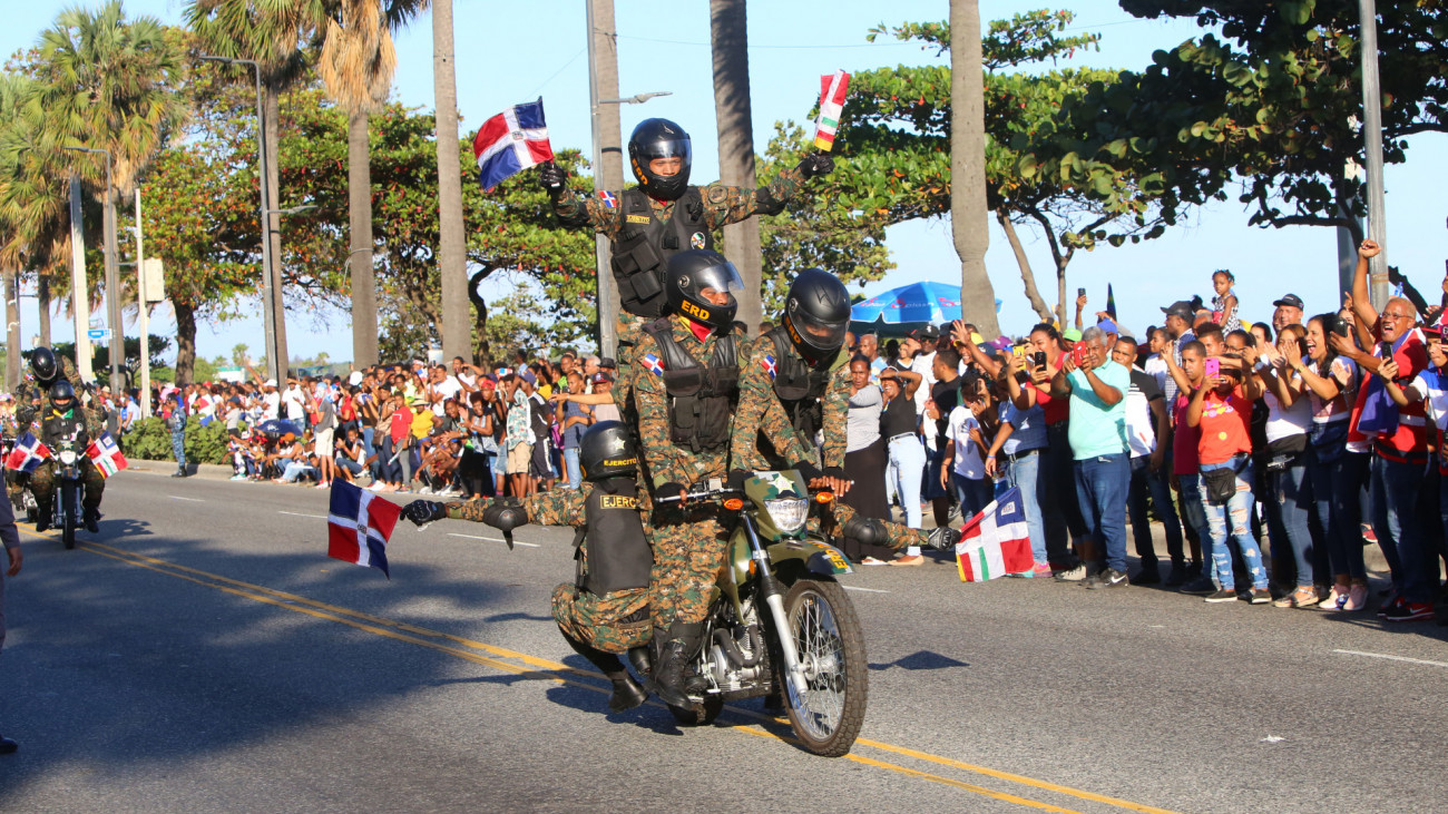 Ciudadanos y ciudadanas disfrutan del desfile militar