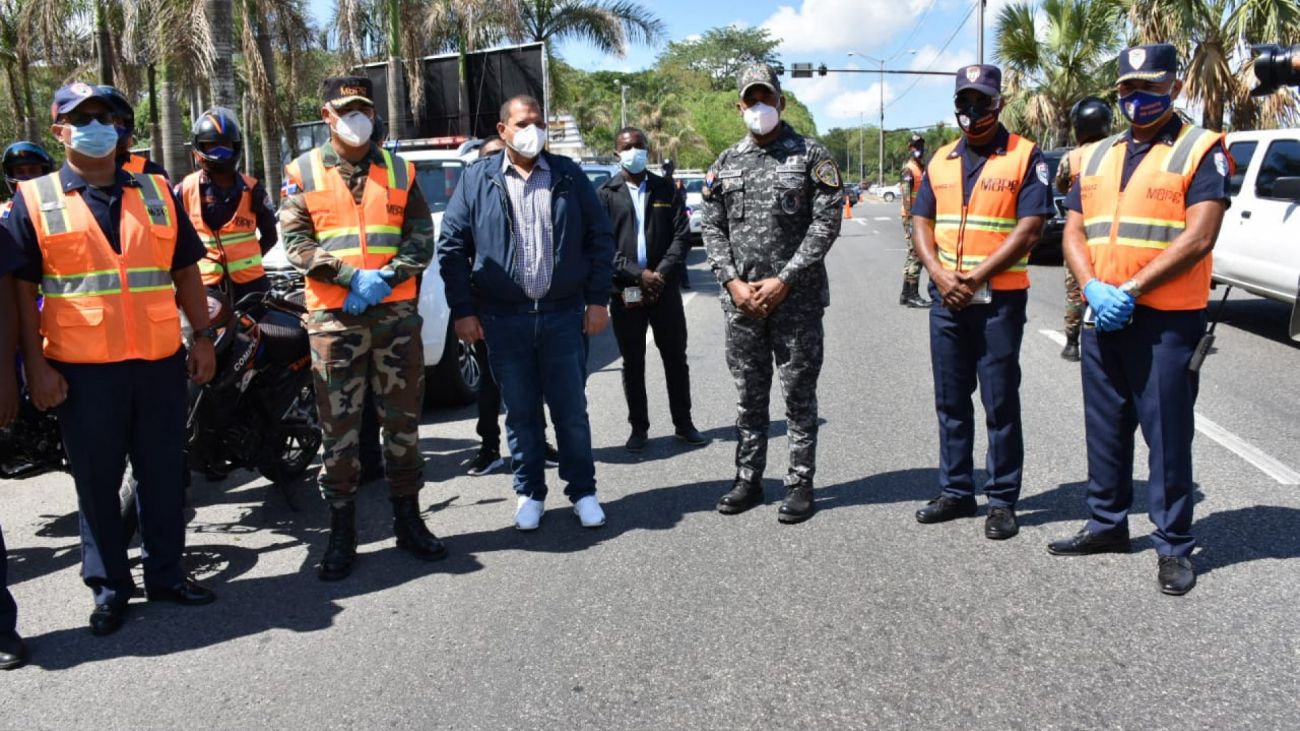 El director de la Comisión Militar y Policial, Borrell y el alcalde Carlos Guzmán