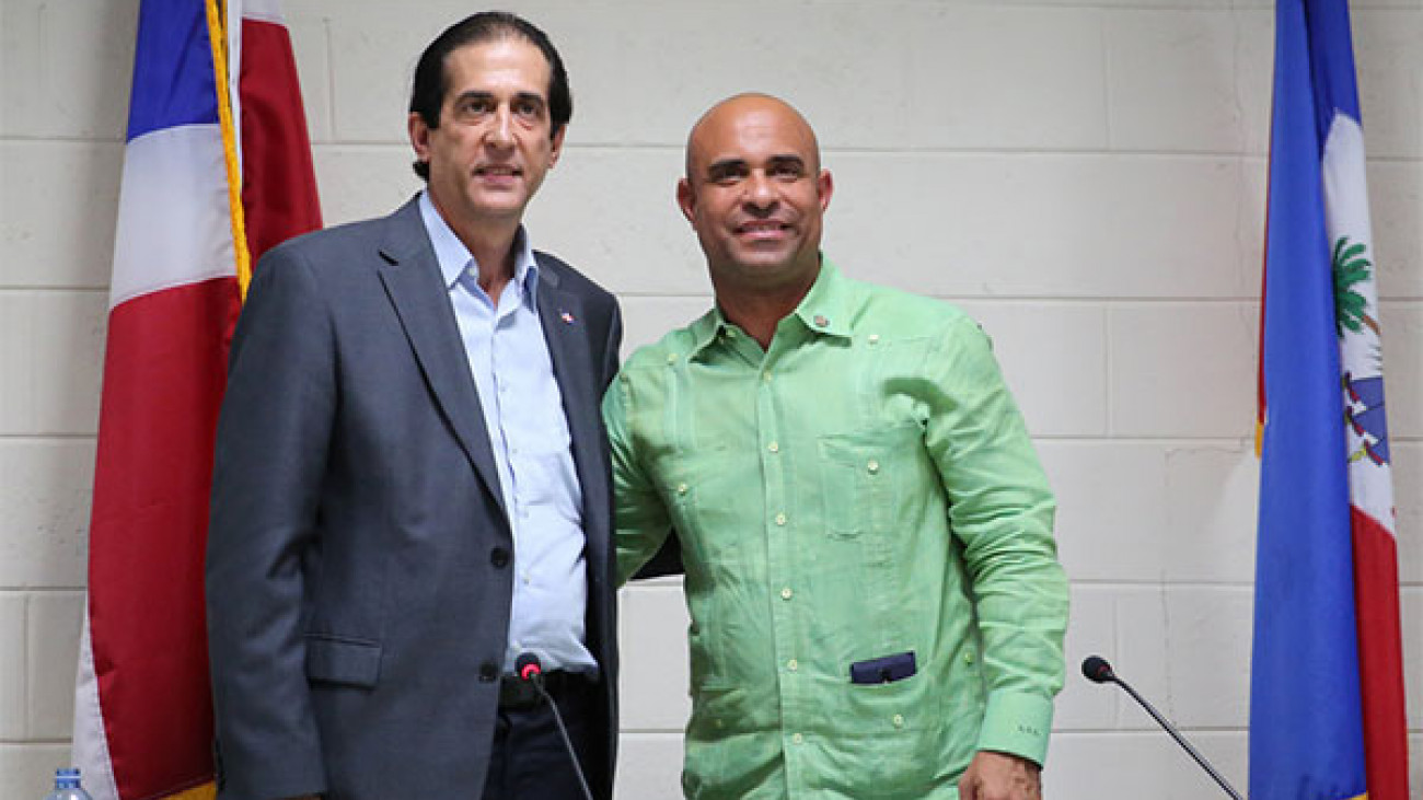 Ministro dominicano de la Presidencia, Gustavo Montalvo y el primer ministro haitiano, Laurent Lamothe