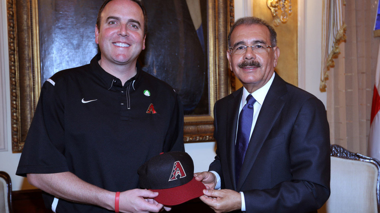 Presidente Danilo Medina y el presidente de los Diamondbacks, Derrick Hall