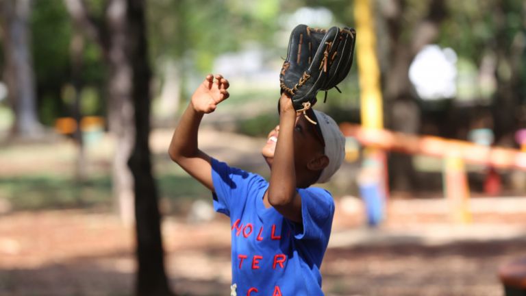 Niño jugando béisbol 