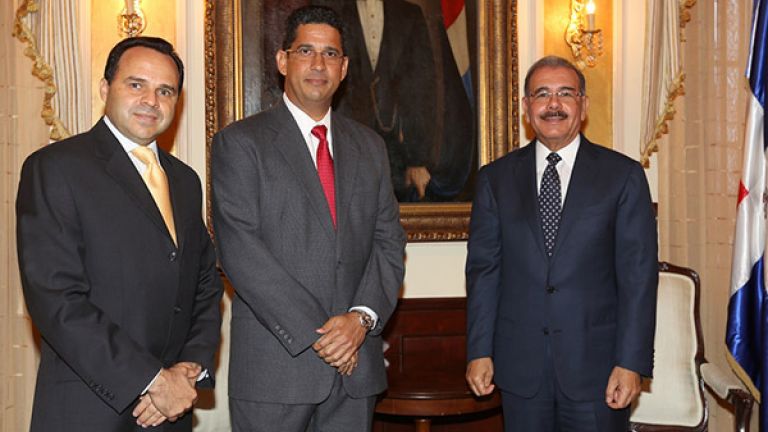 Danilo Medina con ejecutivos de Brugal y Compañía