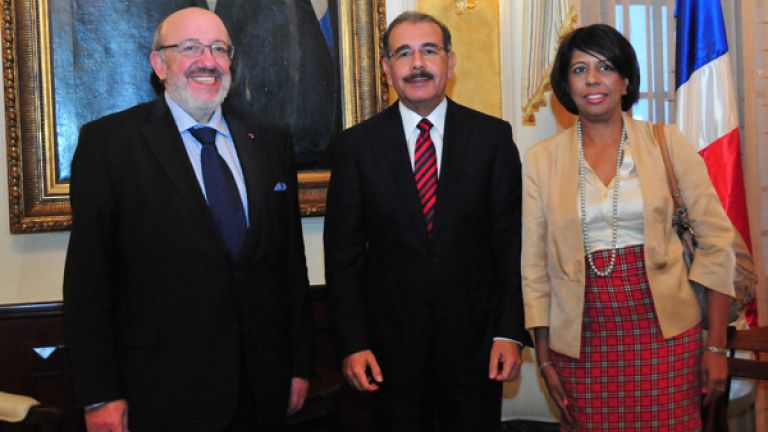 Presidente Danilo Medina junto al opresidente de la Asamblea Parlamentaria Paritaria UE-ACP, Louis Michel y 