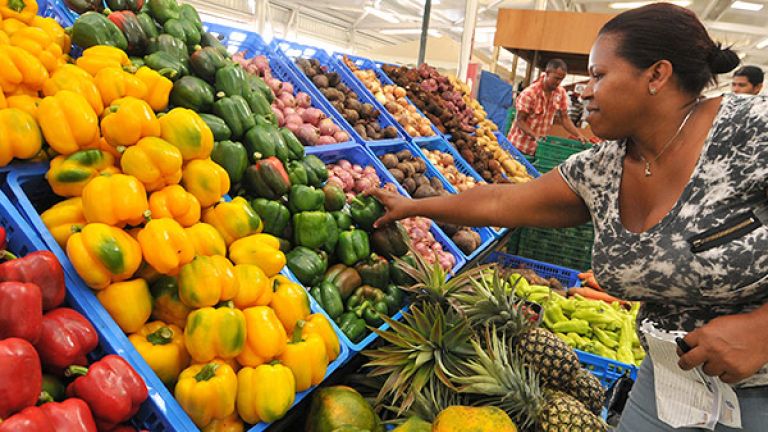 Personas adquiriendo productos en Merca Santo Domingo