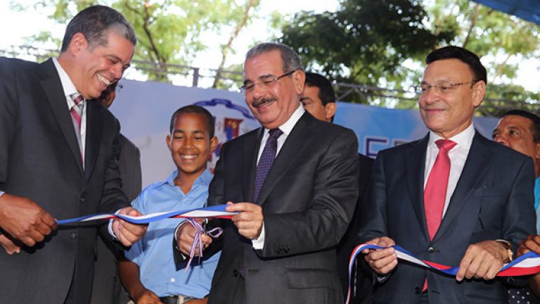 Presidente Danilo Medina entrega escuela en El Seibo.