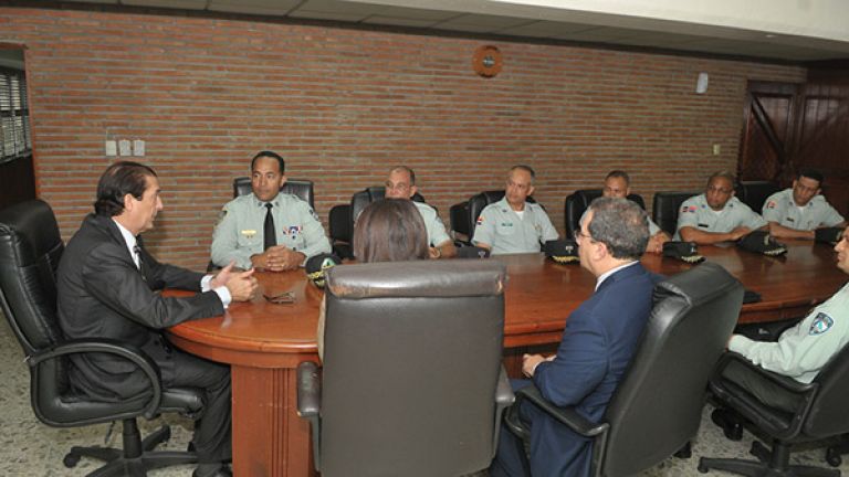 Gustavo Montalvo con ejecutivos de la AMET