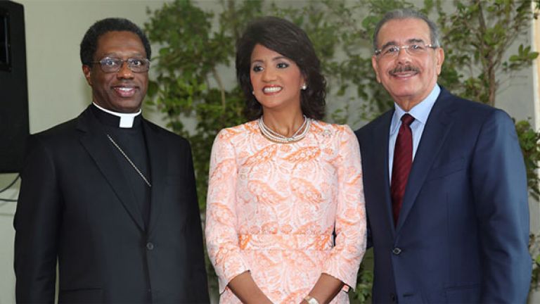 Presidente Danilo Medina; la primera Dama, Cándida Montilla de Medina y el nuncio apostólico, monseñor Jude Thaddeus Okolo