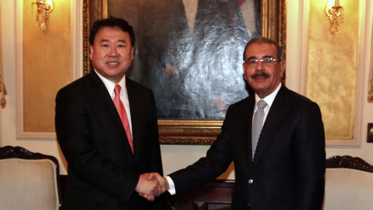 Presidente Danilo Medina y el vicepresidente de Hite-Jinro, You Bo-hyung