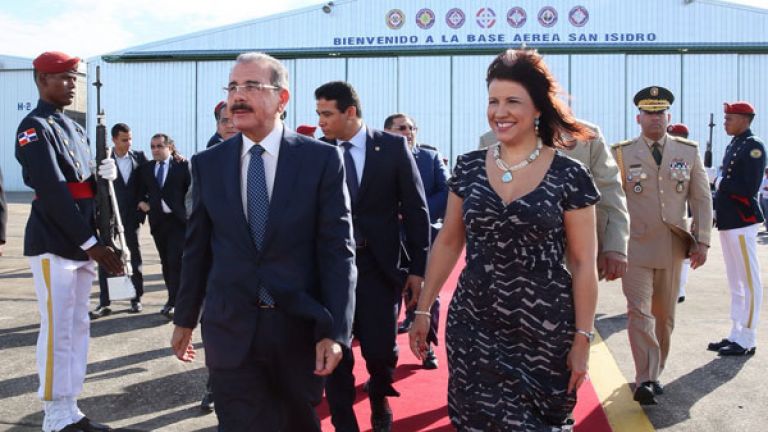 Danilo Medina saliendo del país