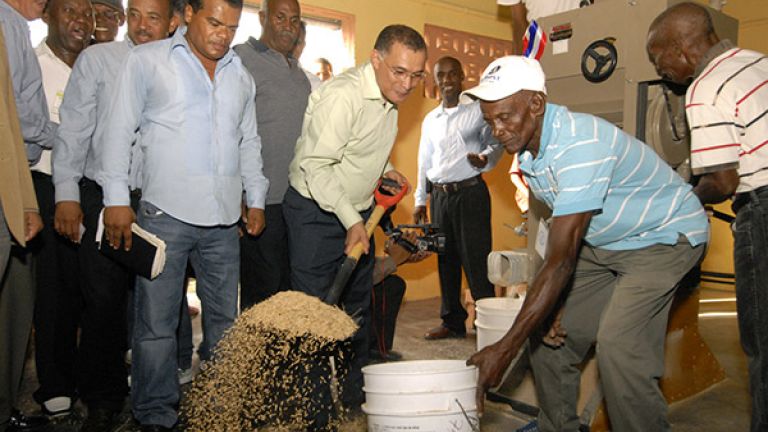 Entrega de equipos en San Cristóbal por el IAD