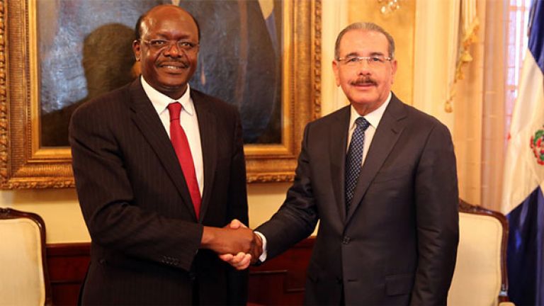 Presidente Danilo Medina junto al al Secretario General  de la Conferencia de las Naciones Unidas sobre Comercio y Desarrollo (UNCTAD), Mukhisa Kiyuti