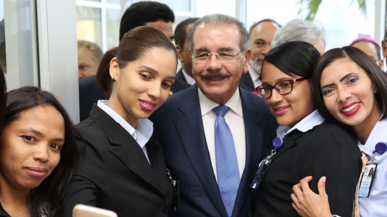 Presidente Danilo Medina junto a varias ciudadanas