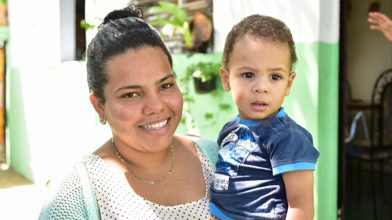 Madre con su bebe en una estancia en La Vega, INAIPI